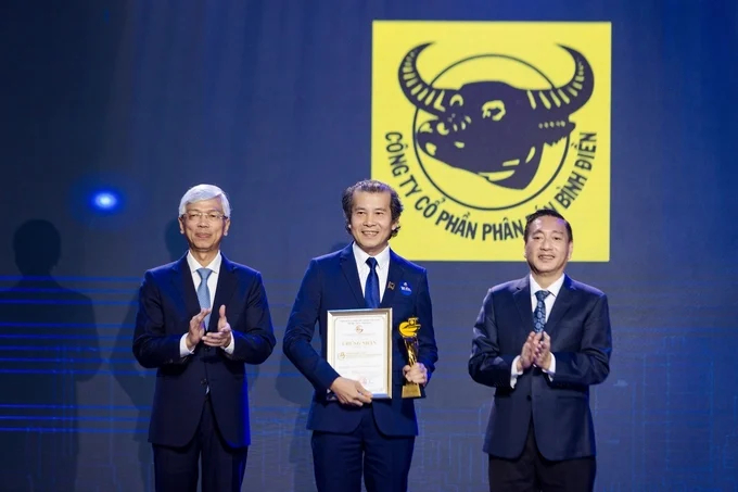 Ông Phan Văn Tâm, Phó Tổng Giám đốc Công ty CP Phân bón Bình Điền (giữa) nhận Thương hiệu vàng TP.HCM năm 2023, đây là lần thứ 2 liên tiếp thương hiệu Phân bón Đầu Trâu được vinh danh là Thương hiệu Vàng.