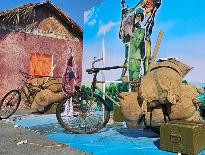 Xe đạp thồ được sử dụng làm phương tiện chính vận chuyển lương thực lên Điện Biên Phủ. Ảnh: Quốc Toản.