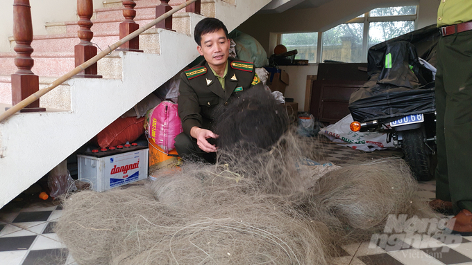 Hạt trưởng Hạt Kiểm lâm Giao Xuân Thủy bên kho lưới tang vật bãy bắt chim trời thu giữ.