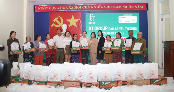 DT Group tặng 100 suất quà cho bà con nghèo ở xã Suối Cát, huyện Cam Lâm (Khánh Hòa). Ảnh: Kim Sơ.