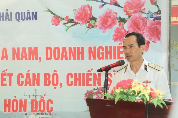 Chuẩn đô đốc Nguyễn Hữu Thoan, Chính ủy Bộ Tư lệnh Vùng 5 Hải quân phát biểu chúc các chiến sỹ làm nhiệm vụ trên đảo Hòn Đốc và đoàn công tác năm mới nhiều sức khỏe, hạnh phúc và thành công. Ảnh: Mai Phương.