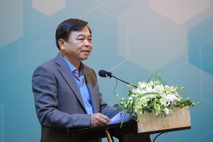 Thứ trưởng Bộ NN-PTNT Nguyễn Hoàng Hiệp nêu ra 7 vấn đề trong quy định giá sản phẩm dịch vụ thủy lợi và các chính sách liên quan. Ảnh: Tùng Đinh.