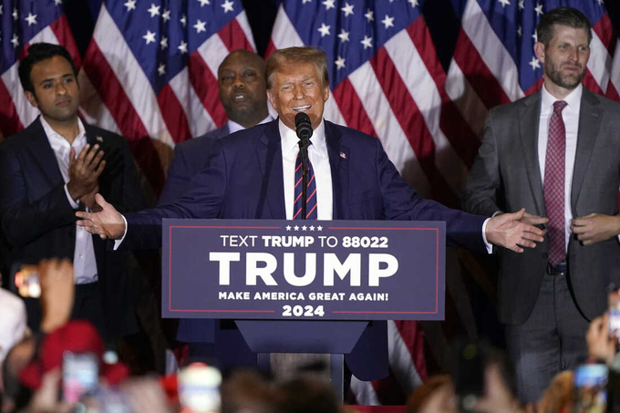 Cựu Tổng thống Donald Trump phát biểu buổi bầu cử sơ bộ tối 23/1 ở thành phố Nashua, New Hampshire. Ảnh: AP.