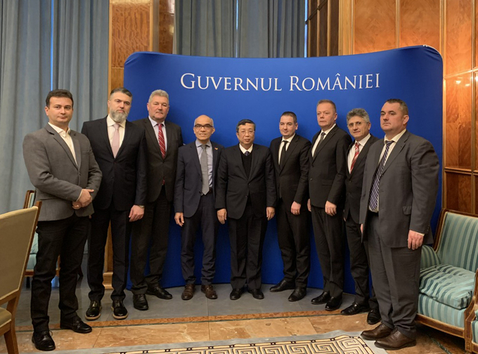 Thứ trưởng Bộ NN-PTNT Hoàng Trung (ở giữa) cùng lãnh đạo Tổng cục Vệ sinh dịch tễ, Thú y và an toàn thực phẩm quốc gia Romania (ANSVSA). Ảnh: ICD.