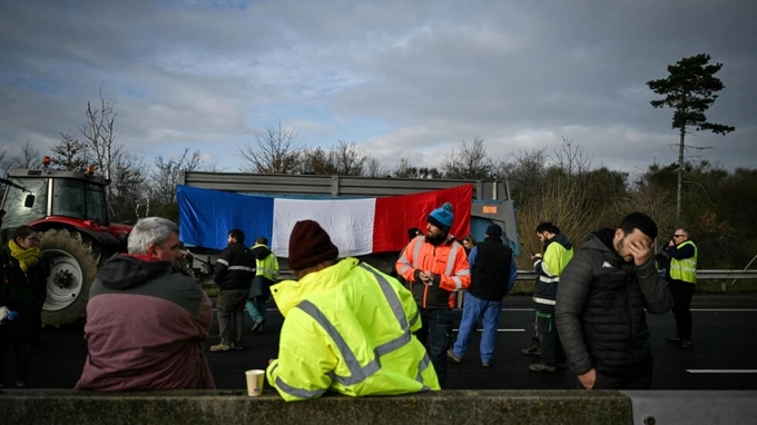 Nông dân chặn đường một cao tốc ở miền đông nam nước Pháp để phản đối thuế, giá lương thực và thu nhập giảm sút, hôm 23/1. Ảnh: AFP.