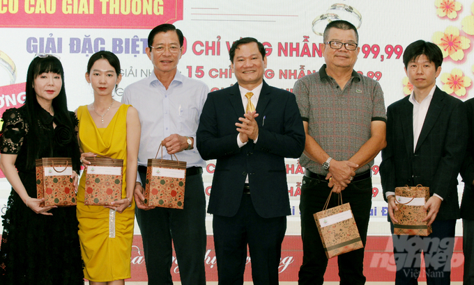 Ông Nguyễn Thân, Tổng Giám đốc Vipesco trao quà tặng tri ân khách hàng thân thiết và các đối tác của Công ty. Ảnh: Minh Sáng.