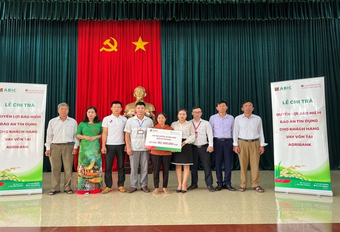 PKDNTH phối hợp cùng Agribank CN Nghi Sơn, chính quyền địa phương xã Trúc Lâm chi trả QLBH BATD cho khách hàng Nguyễn Văn Sinh số tiền 102.000.000đ.