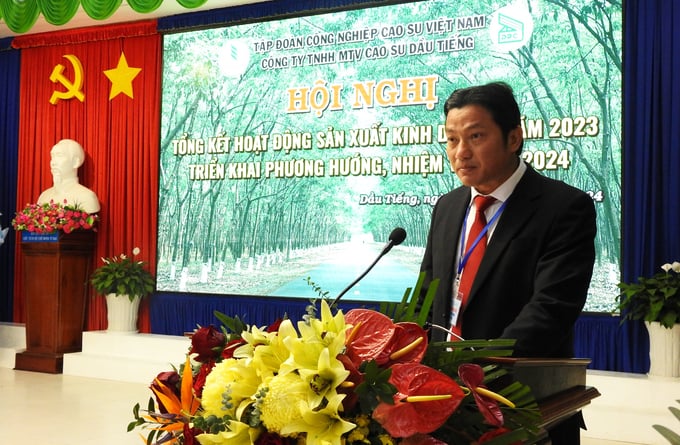 Ông Nguyễn Đức Hiền - Tổng Giám đốc Công ty TNHH MTV Cao su Dầu Tiếng phát biểu tại Hội nghị.