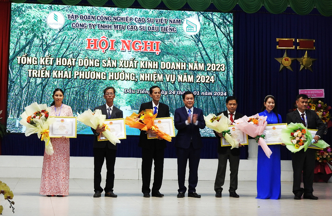 Lãnh đạo Tập đoàn Công nghiệp Cao su Việt Nam khen thưởng cho tập thể, cá nhân Công ty TNHH MTV Cao su Dầu Tiếng.