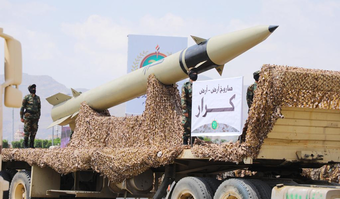 Lực lượng Houthi phô diễn tên lửa đạn đạo của mình ở Sanaa, Yemen, hồi tháng 9/2022. Ảnh: Tân Hoa Xã.