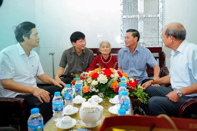 Ông Nguyễn Văn Tùng - Chủ tịch UBND TP Hải Phòng tặng quà cho Mẹ Việt Nam anh hùng tại quận Dương Kinh. Ảnh: CTV.
