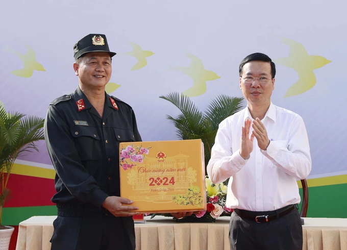 Chủ tịch nước Võ Văn Thưởng tặng quà Tết cho Tiểu đoàn Cảnh sát cơ động, Công an tỉnh Đồng Tháp. Ảnh: TTXVN.