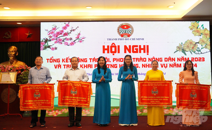 Tặng cờ thi đua cho 4 tập thể dẫn đầu Cụm thi đua của Hội Nông dân thành phố năm 2023. Ảnh: Nguyễn Thủy.