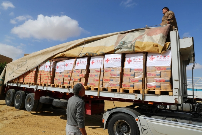 Một xe tải chở hàng viện trợ nhân đạo của Trung Quốc đến Gaza chờ khởi hành từ Cairo, Ai Cập vào ngày 27/11. Ảnh: Tân Hoa Xã.