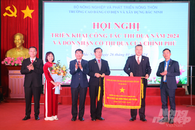 Trường Cao đẳng Cơ điện và Xây dựng Bắc Ninh vinh dự nhận cờ thi đua của Chính phủ là Đơn vị xuất sắc trong phong trào thi đua năm học 2022-2023. Ảnh: Hưng Giang.
