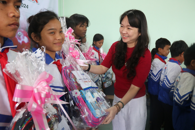 Syngenta trao tặng quà cho các em học sinh vùng khó. Ảnh: Đăng Lâm.
