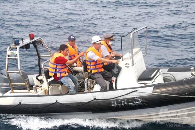 Năm 2023, Chi cục Kiểm ngư vùng V đã huy động 242 lượt công chức, thuyền viên thực hiện nhiệm vụ tuần tra, kiểm tra, kiểm soát trên biển về thực hiện Luật Thủy sản năm 2017 và chống khai thác IUU, phát hiện và lập biên bản vi phạm hành chính 67 tàu cá vi phạm. Ảnh: Trung Chánh.