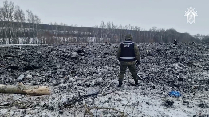 Hiện trường vụ rơi máy bay vận tải quân sự Il-76 của Nga gần làng Yablonovo ở vùng Belgorod, Nga, hôm 25/1. Ảnh: Ủy ban Điều tra Liên bang Nga.