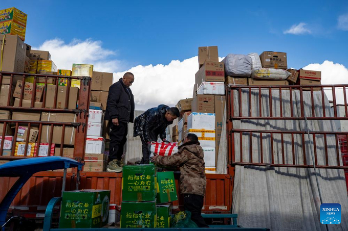 Nhân viên của hợp tác xã vận chuyển xe tải rau củ, trái cây đến các thị trấn xa xôi ở huyện Thân Trát. Ảnh: Tân Hoa Xã.