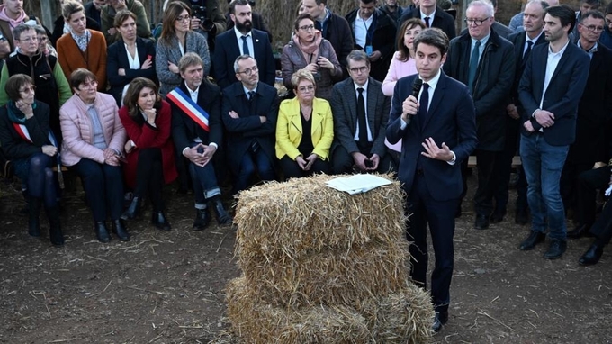 Thủ tướng Pháp Gabriel Attal phát biểu trong chuyến thăm một trang trại ở tây nam nước Pháp hôm 26/1. Ảnh: AFP.