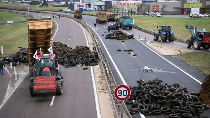 Nông dân kéo rác chặn tuyến cao tốc RN 19 gần Vesoul, miền đông nước Pháp, hôm 25/1. Ảnh: AFP.