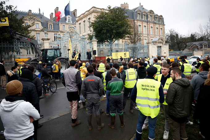 Nông dân và ngư dân Pháp tập trung trước một tòa nhà hành chính tại Rennes, Pháp, hôm 25/1. Ảnh: Reuters.