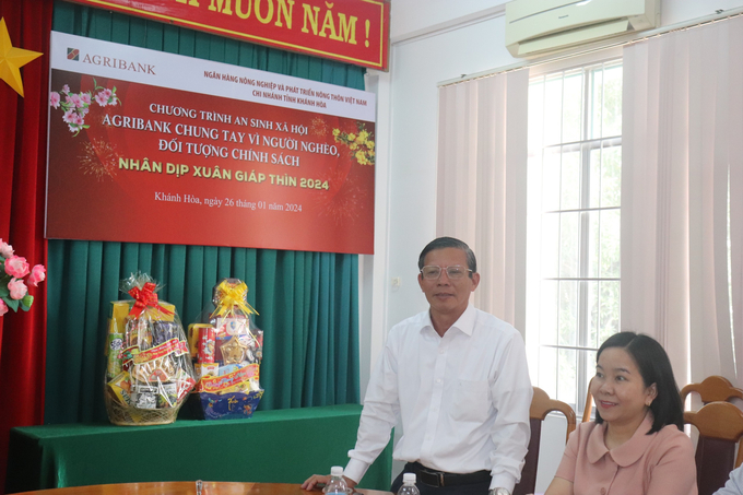 Ông Trần Ngọc Thanh, Chủ tịch Ủy ban MTTQ Việt Nam tỉnh Khánh Hòa, cam kết sẽ trao tận tay những suất quà cho các hộ nghèo, gia đình chính sách. Ảnh: PN.