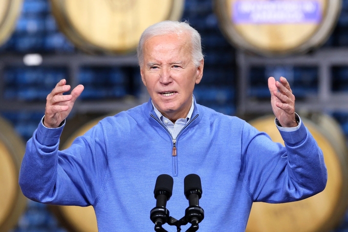 Tổng thống Joe Biden phát biểu tại nhà máy bia Earth Rider Brewery ở bang Wisconsin, Mỹ, hôm 25/1. Ảnh: AP.