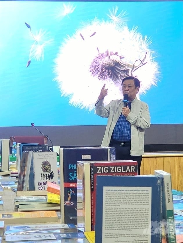 Bộ trưởng Lê Minh Hoan truyền nhiệt huyết văn hóa đọc sách tại sự kiện gặp gỡ chia sẻ cùng nhà báo Xích Lô, chủ đề 'Kỹ năng chọn và đọc sách trong thời đại số'.  Ảnh: Minh Sáng.