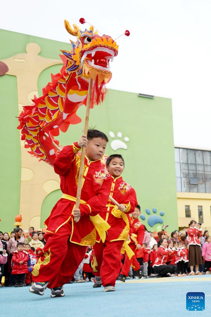 Trẻ mẫu giáo biểu diễn múa rồng ở thành phố Nghi Xuân, tỉnh Giang Tây, phía đông Trung Quốc. Ảnh: Tân Hoa Xã. 