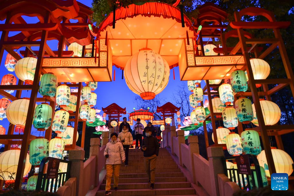 Công viên trang trí bằng hệ thống ánh sáng ở thành phố Nam Kinh, tỉnh Giang Tô tiếp đón đông khách du lịch. Ảnh: Tân Hoa Xã.