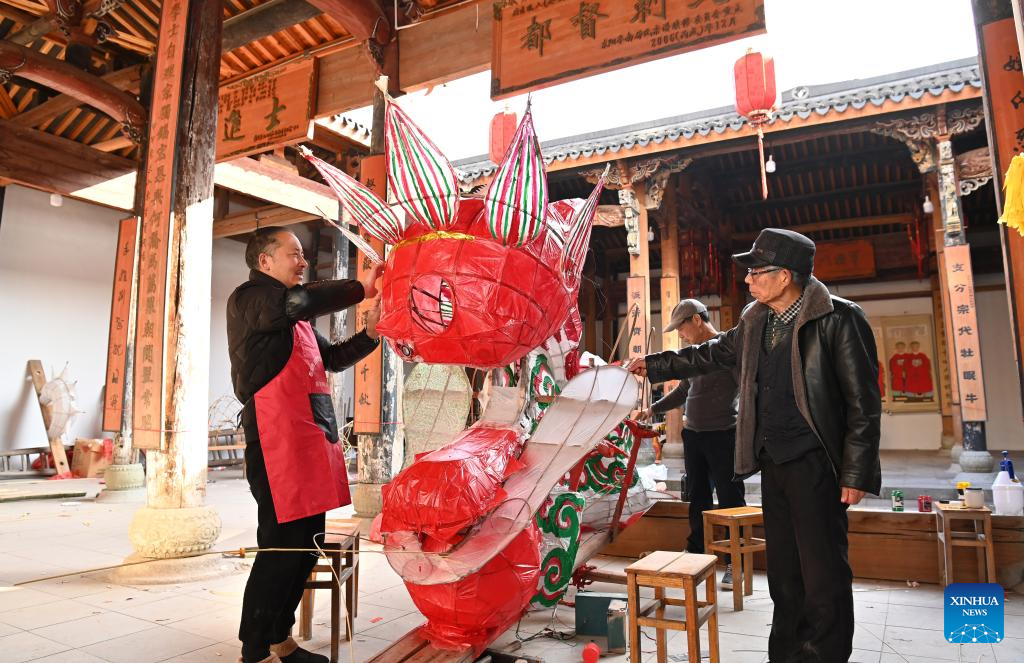 Dân làng làm đèn lồng rồng ở làng Hoài Đường, thành phố Đông Dương, tỉnh Chiết Giang, phía đông Trung Quốc. Ảnh: Tân Hoa Xã. 