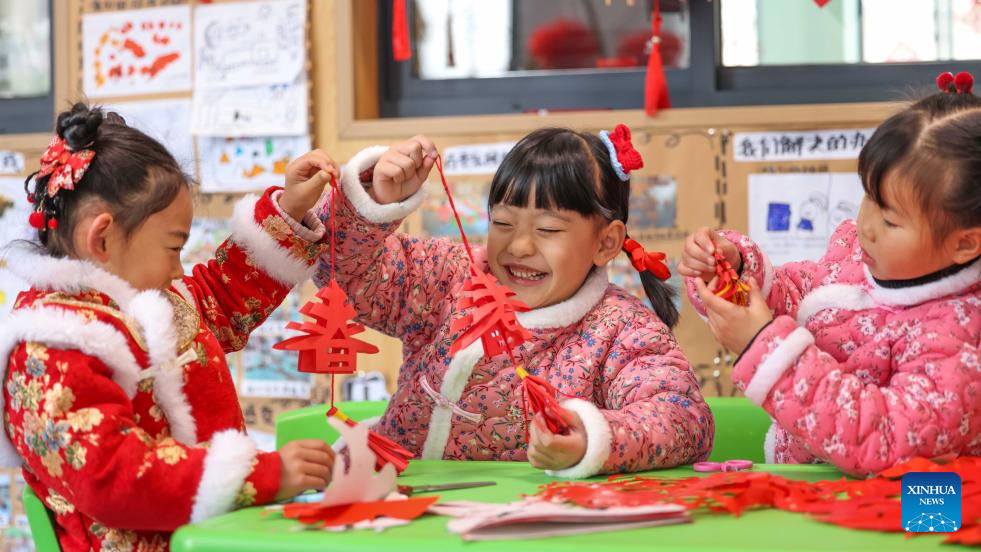 Trẻ em thực hiện công việc cắt giấy tại một trường mẫu giáo ở Quận tự trị Ngọc Bình thuộc thành phố Đồng Nhân, tỉnh Quý Châu, phía tây nam Trung Quốc. Ảnh: Tân Hoa Xã. 