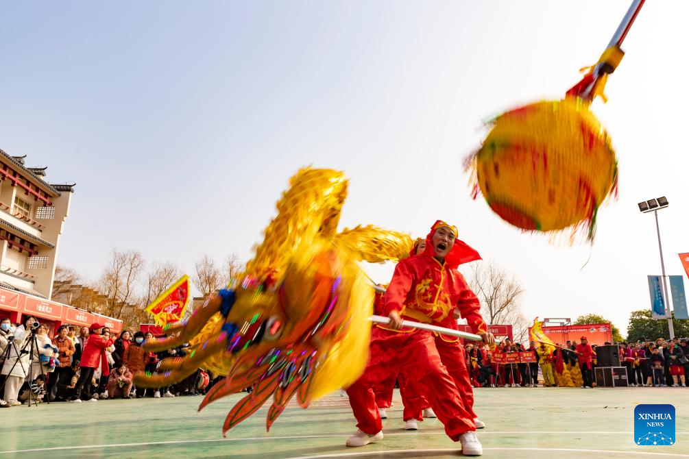 Các diễn viên biểu diễn múa rồng tại thành phố Lư Sơn, tỉnh Giang Tây, phía đông Trung Quốc. Ảnh: Tân Hoa Xã. 