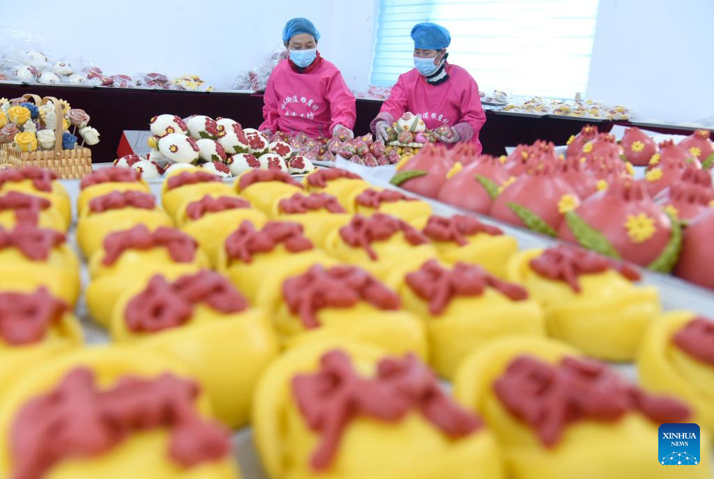 Dân làng làm món bánh bao nghệ thuật ở làng Diaoya, huyện Nghi Nguyên, thành phố Truy Bác, tỉnh Sơn Đông, phía đông Trung Quốc. Ảnh: Tân Hoa Xã. 
