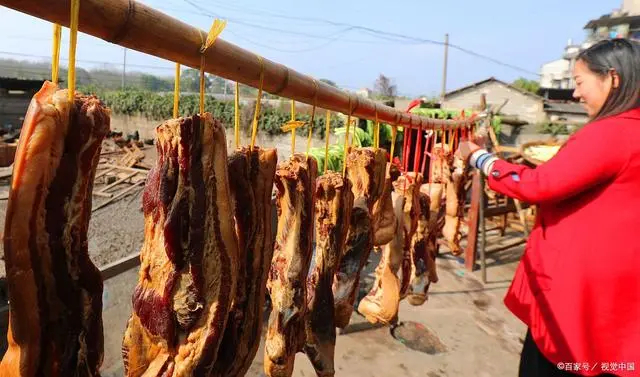Thịt hun khói là món ăn không thể thiếu vào ngày Tết ở miền Trung Trung Quốc. 