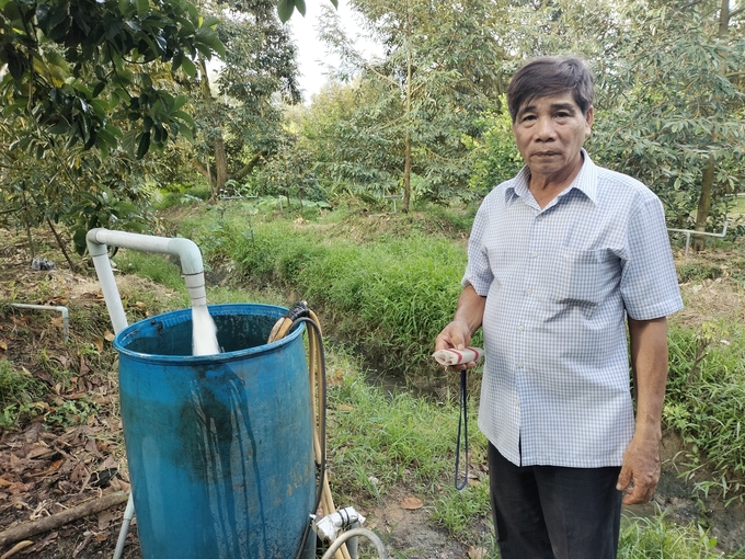Để chủ động ứng phó hạn mặn trong mùa khô 2024, người dân trồng sầu riêng xã Ngũ Hiệp đã chuẩn bị sẵn sàng các giải pháp trữ nước cần thiết. Ảnh: Minh Đảm.