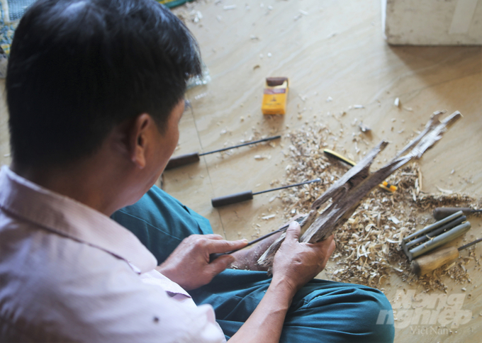 Đồ nghề là những chiếc đục để bóc tách những phần gỗ không có trầm từ đó các vết vân đen trầm dần dần lộ ra.