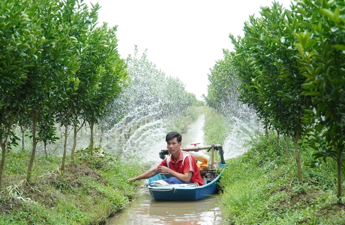 Bà con nông dân tỉnh Trà Vinh được tuyên truyền, hướng dẫn các biện pháp ứng phó với hạn hán, thiếu nước, mặn xâm nhập. Ảnh: Kim Anh.