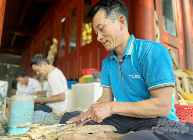 Những ngày cuối tháng Chạp, ba công nhân ở huyện Quảng Ninh, tỉnh Quảng Bình tăng gia xoi, đục những mẻ trầm hương cuối cùng để kiếm thêm thu nhập về quê đón tết cùng gia đình.