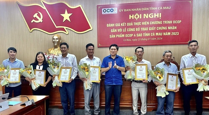 Có 9 tập thể và 12 cá nhân được Chủ tịch UBND tỉnh Cà Mau tặng bằng khen vì có thành tích xuất sắc trong thực hiện Chương trình OCOP. Ảnh: Trọng Linh.