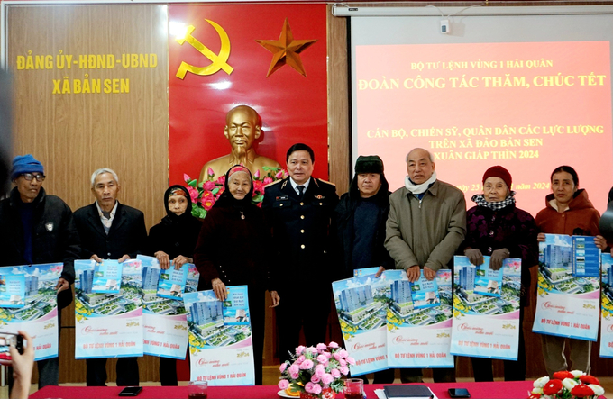 Đoàn công tác Bộ Tư lệnh Vùng 1 Hải quân tặng quà cho các gia đình chính sách trên địa bàn xã đảo. Ảnh: Nguyễn Thành.