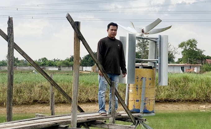 Anh Trần Văn Chinh tự mày mò nghiên cứu, chế tạo thành công máy cho cá ăn tự động bằng sức gió, không sử dụng điện. Ảnh: Minh Sáng.