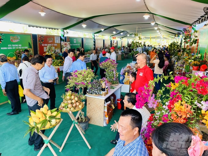 Qua 3 ngày tổ chức, Ngày hội Nông sản huyện Lai Vung 2024 đã thu hút trên 25 ngàn lượt khách đến tham quan và thưởng thức các món ăn đặc sản của địa phương. Ảnh: Lê Hoàng Vũ.