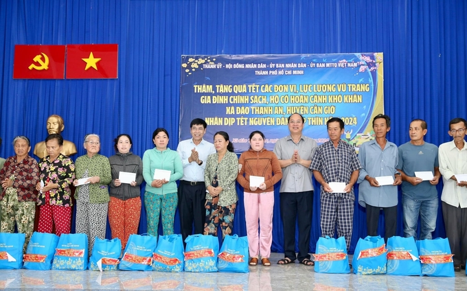 Lãnh đạo TP.HCM tặng quà Tết cho người dân xã đảo huyện Cần Giờ.