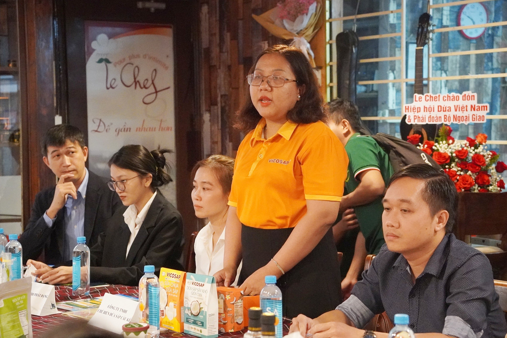 Đại diện Công ty TNHH chế biến dừa sáp Cầu Kè (Vicosap) giới thiệu các sản phẩm từ dừa với các Đại sứ. Ảnh: Nguyễn Thủy.