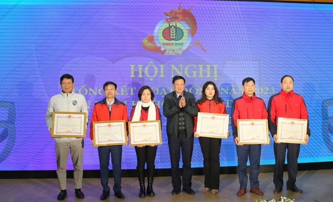 Tập đoàn Dabaco Việt Nam thừa ủy quyền trao Bằng khen của UBND tỉnh Bắc Ninh cho các tập thể, cá nhân trong Tập đoàn đạt thành tích xuất sắc năm 2023.