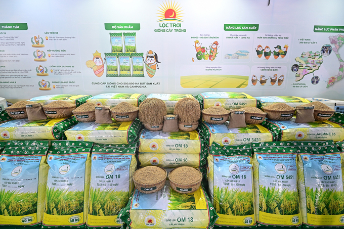 Gian hàng của Tập đoàn Lộc Trời tại Festival Quốc tế ngành hàng lúa gạo Việt Nam - Hậu Giang 2023 mang đến nhiều giống lúa chất lượng. Ảnh: PT.