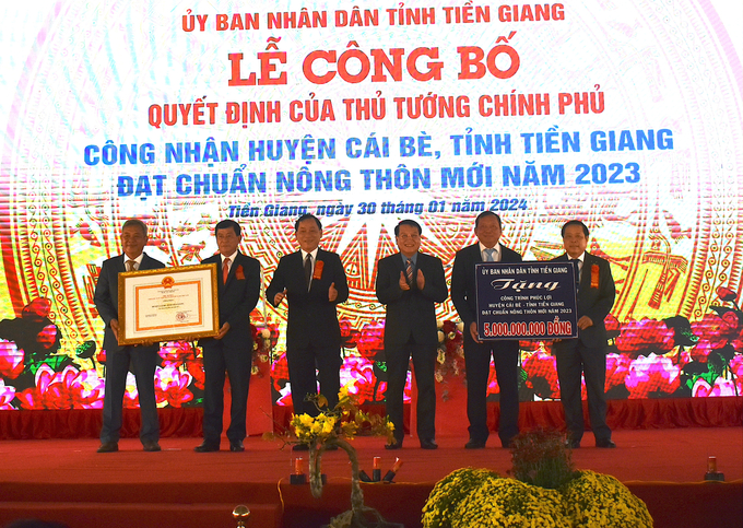 Lãnh đạo tỉnh Tiền Giang trao bằng của Thủ tướng công nhận huyện Cái Bè đạt chuẩn nông thôn mới. Ảnh: Minh Đảm.
