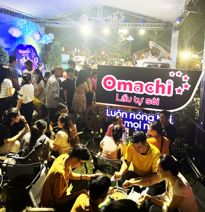Các bạn trẻ hào hứng trải nghiệm lẩu tự sôi Omachi tại sự kiện Lễ Hội Tết Việt 2024.